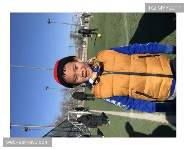 瑞士赛间隙,球员们在热身区进行趣味颠球游戏。